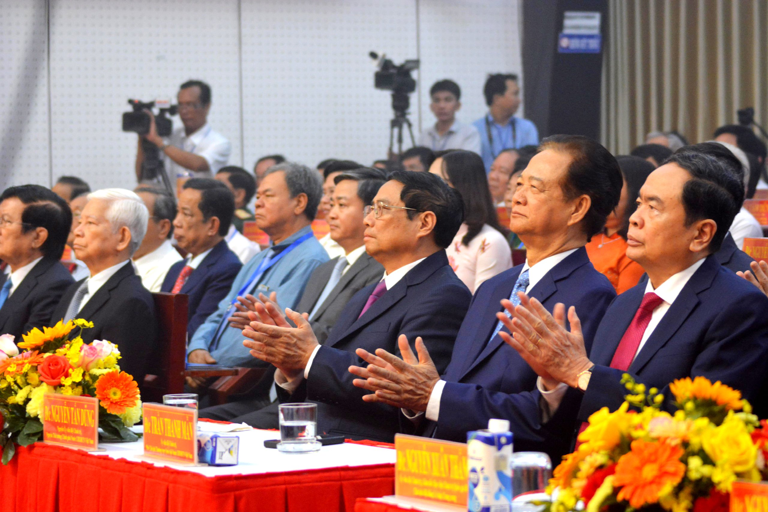 Đại biểu lãnh đạo, nguyên lãnh đạo Đảng, nhà nước và các đại biểu tham dự tại Lễ kỷ niệm. Ảnh: Trần Lợi